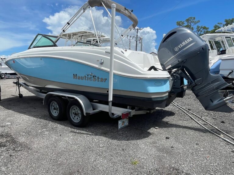 2018 NauticStar 223DC Sport Deck