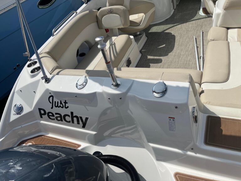 2018 NauticStar 243DC Sport Deck