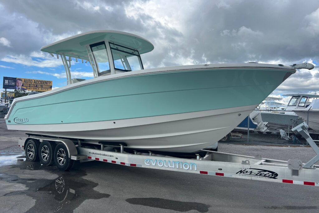 2020 Robalo R302 Center Console