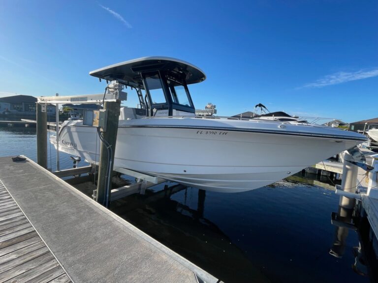 2022 Robalo R272 Center Console