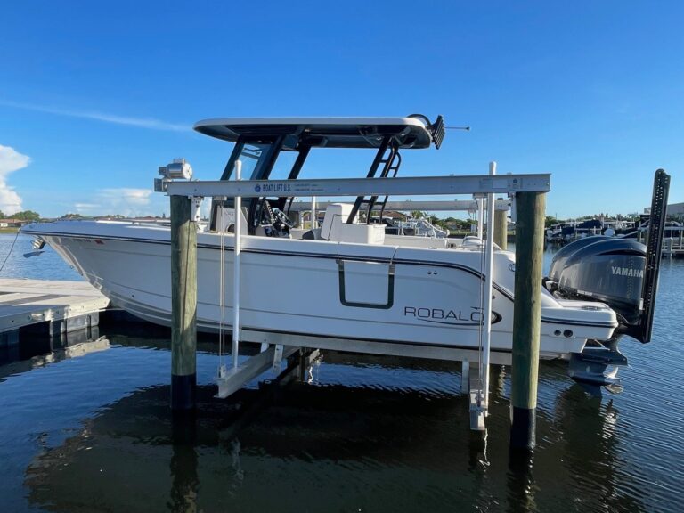 2022 Robalo R272 Center Console