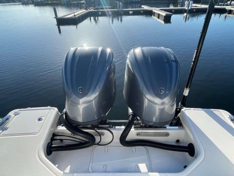 2022 Robalo R272 Center Console