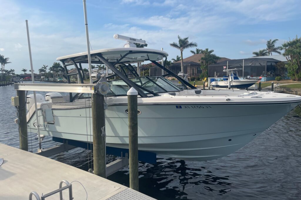 2023 Robalo R317 Dual Console