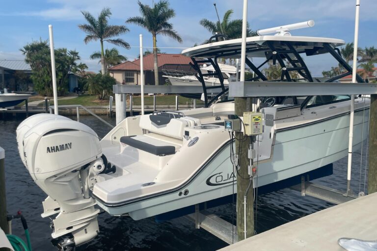 2023 Robalo R317 Dual Console