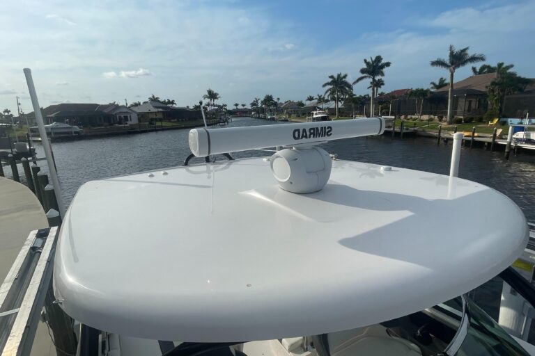 2023 Robalo R317 Dual Console