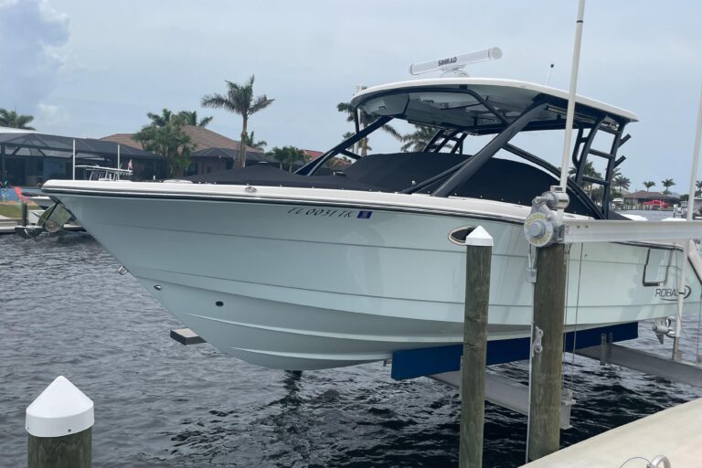 2023 Robalo R317 Dual Console