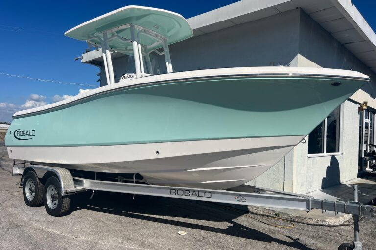 2024 Robalo R232 Explorer