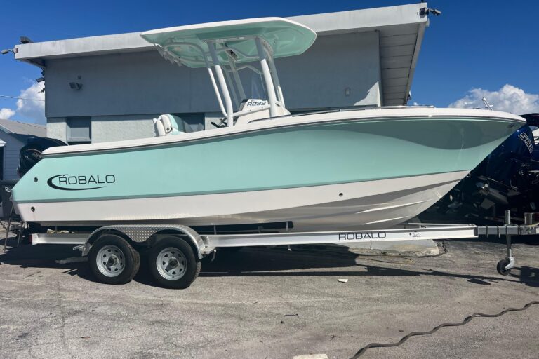 2024 Robalo R232 Explorer