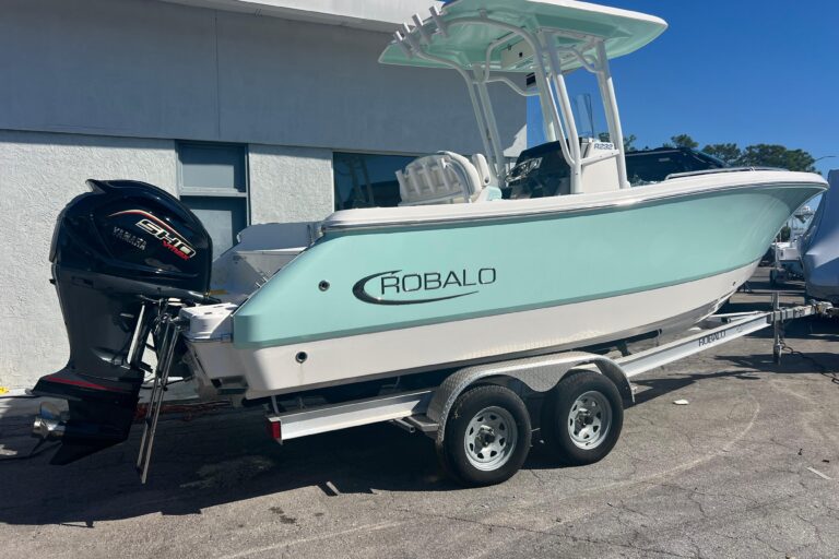 2024 Robalo R232 Explorer