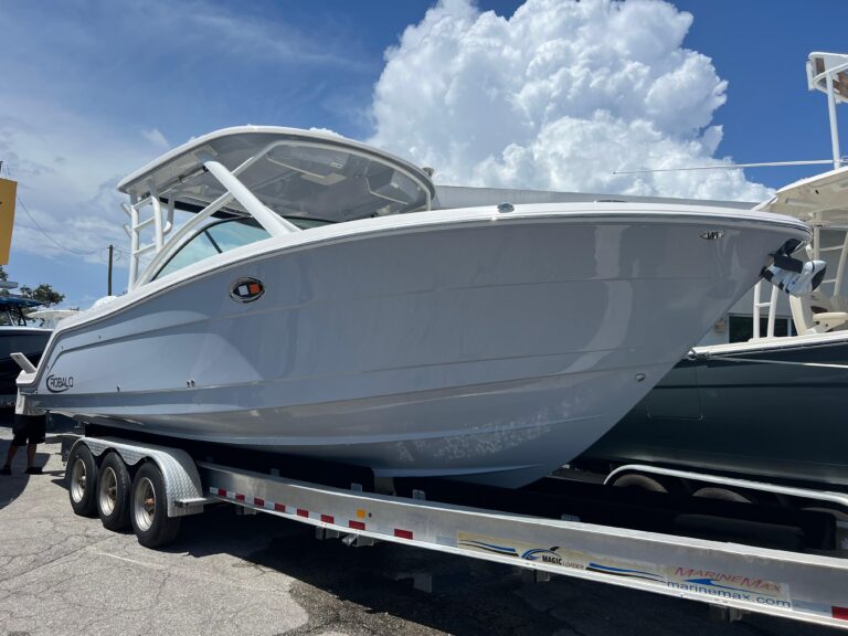 2024 Robalo R317 Dual Console