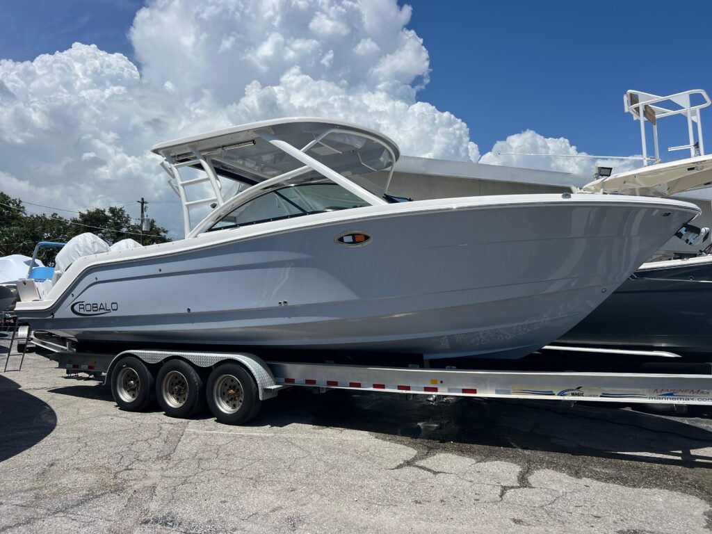 2024 Robalo R317 Dual Console