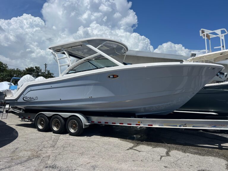 2024 Robalo R317 Dual Console