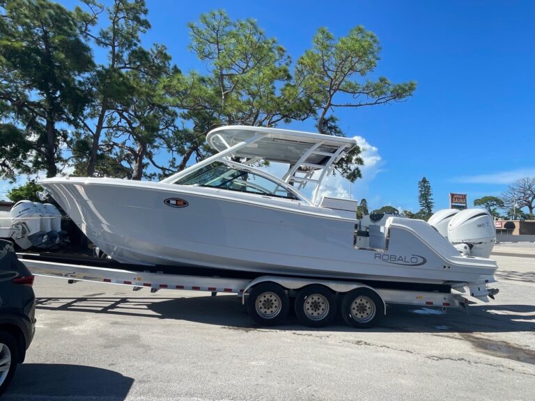 2024 Robalo R317 Dual Console