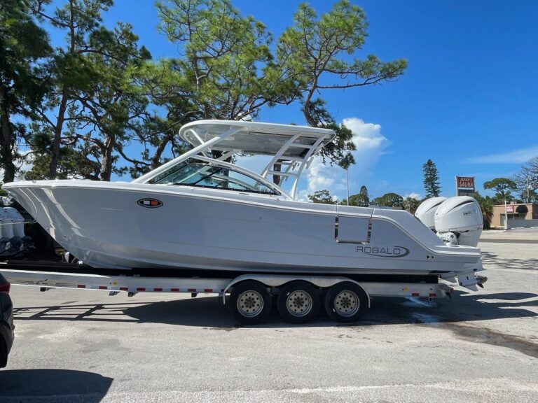 2024 Robalo R317 Dual Console