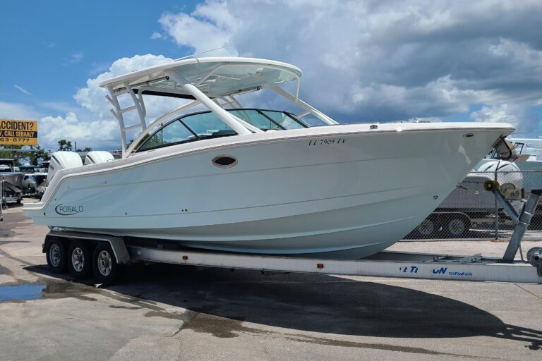 2024 Robalo R317 Dual Console