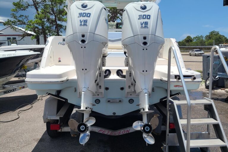 2024 Robalo R317 Dual Console