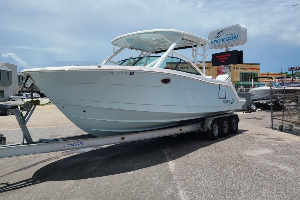 2024 Robalo R317 Dual Console