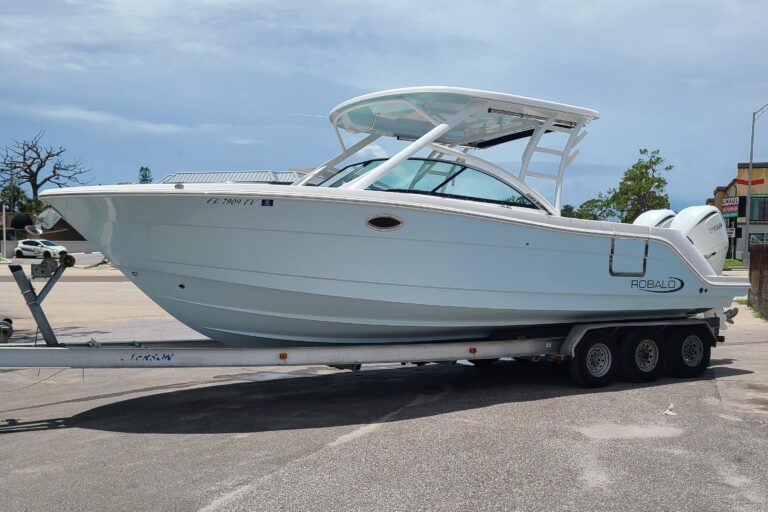2024 Robalo R317 Dual Console