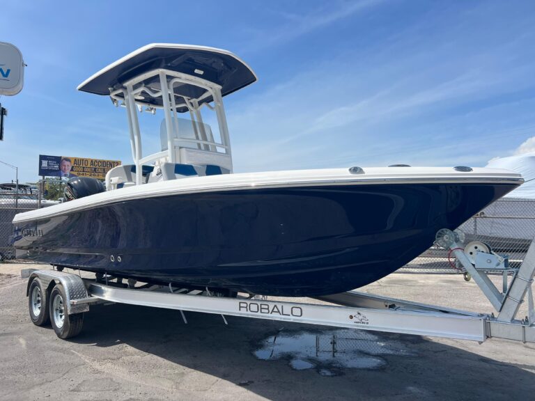2025 Robalo 226 Cayman