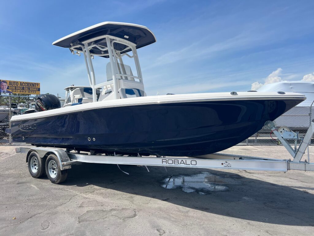 2025 Robalo 226 Cayman