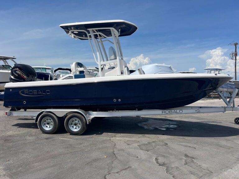 2025 Robalo 226 Cayman