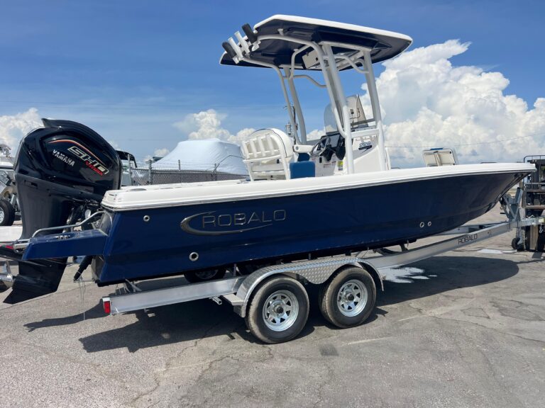 2025 Robalo 226 Cayman