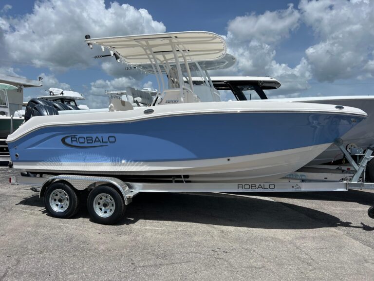 2025 Robalo R200 Center Console