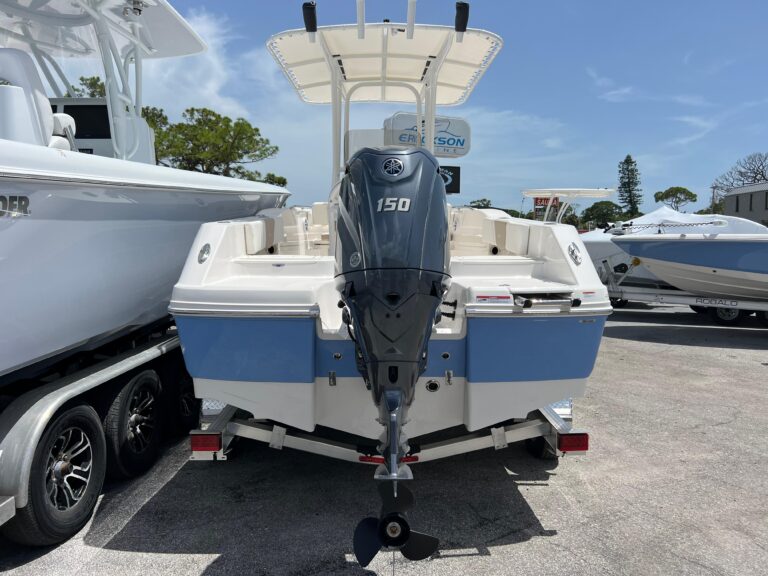 2025 Robalo R200 Center Console