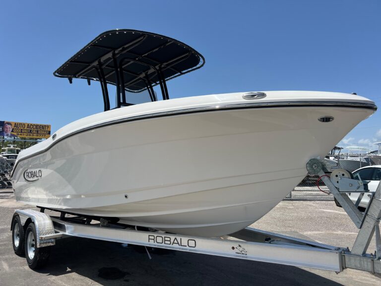 2025 Robalo R200 Center Console