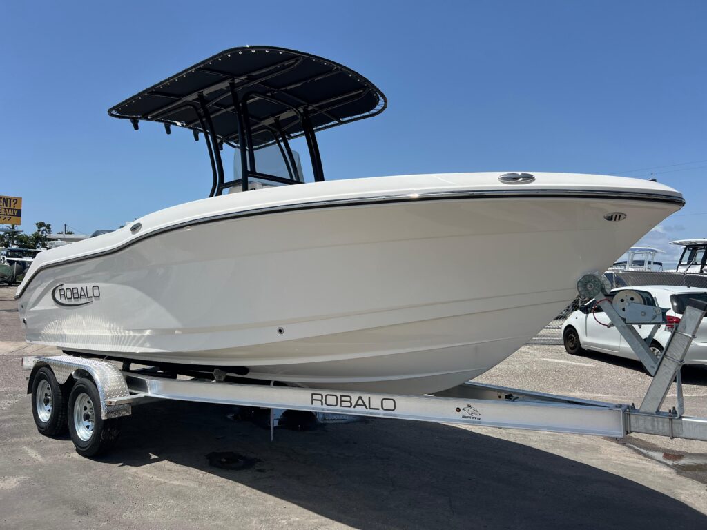 2025 Robalo R200 Center Console