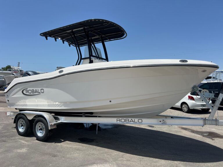 2025 Robalo R200 Center Console