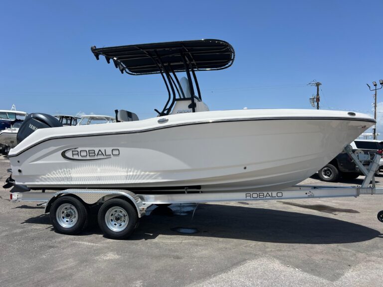 2025 Robalo R200 Center Console