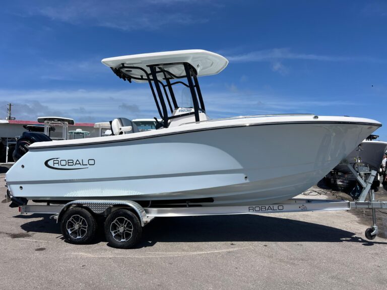 2025 Robalo R232 Explorer
