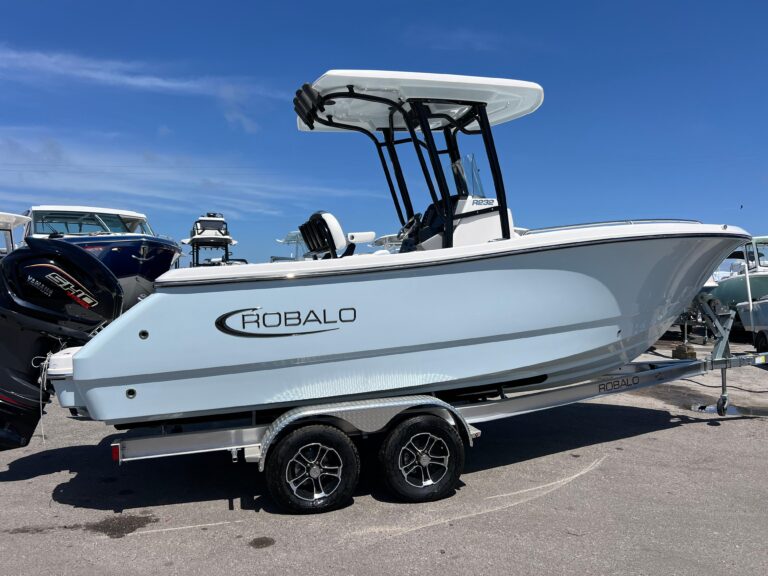 2025 Robalo R232 Explorer