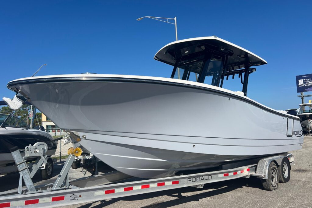 2025 Robalo R270 Center Console