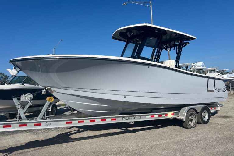 2025 Robalo R270 Center Console
