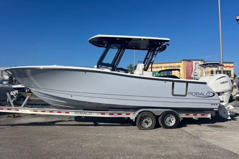 2025 Robalo R270 Center Console
