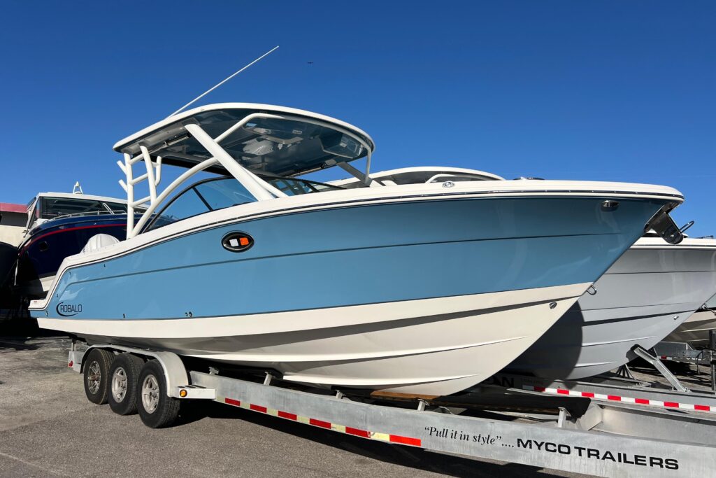 2026 Robalo R317 Dual Console