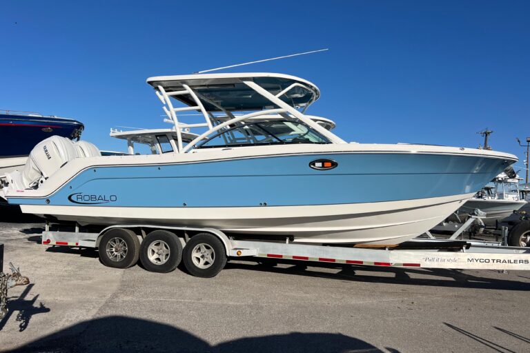 2026 Robalo R317 Dual Console