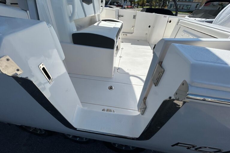 2026 Robalo R360 Center Console