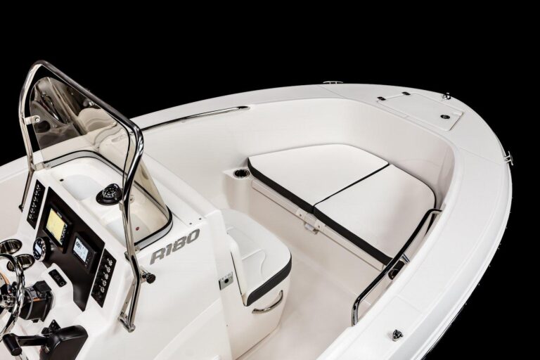2024 Robalo R180 Center Console