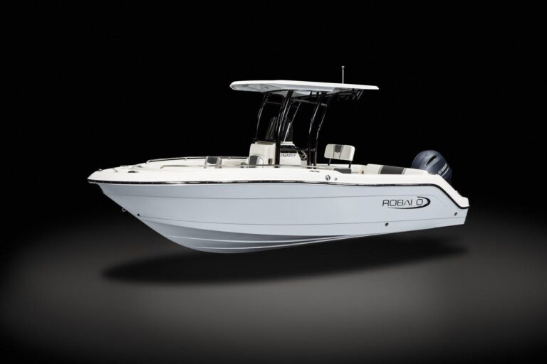 2024 Robalo R222 Center Console