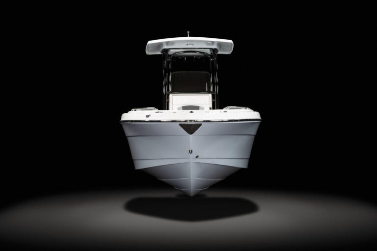 2024 Robalo R222 Center Console