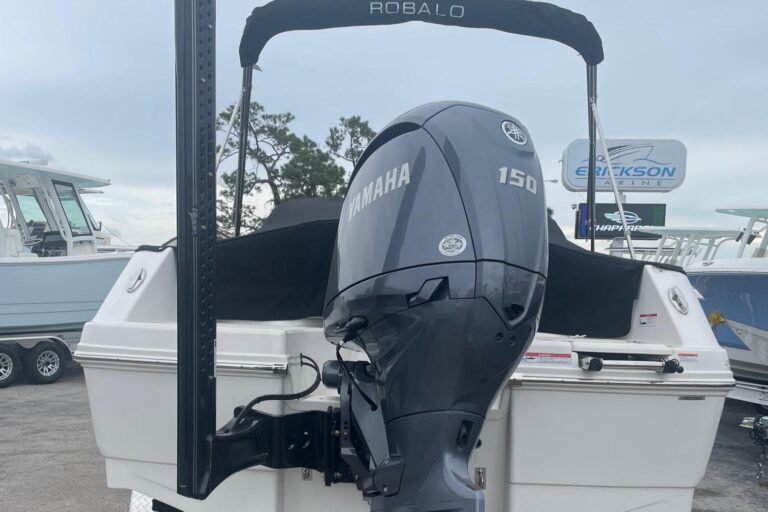 2024 Robalo R207 Dual Console