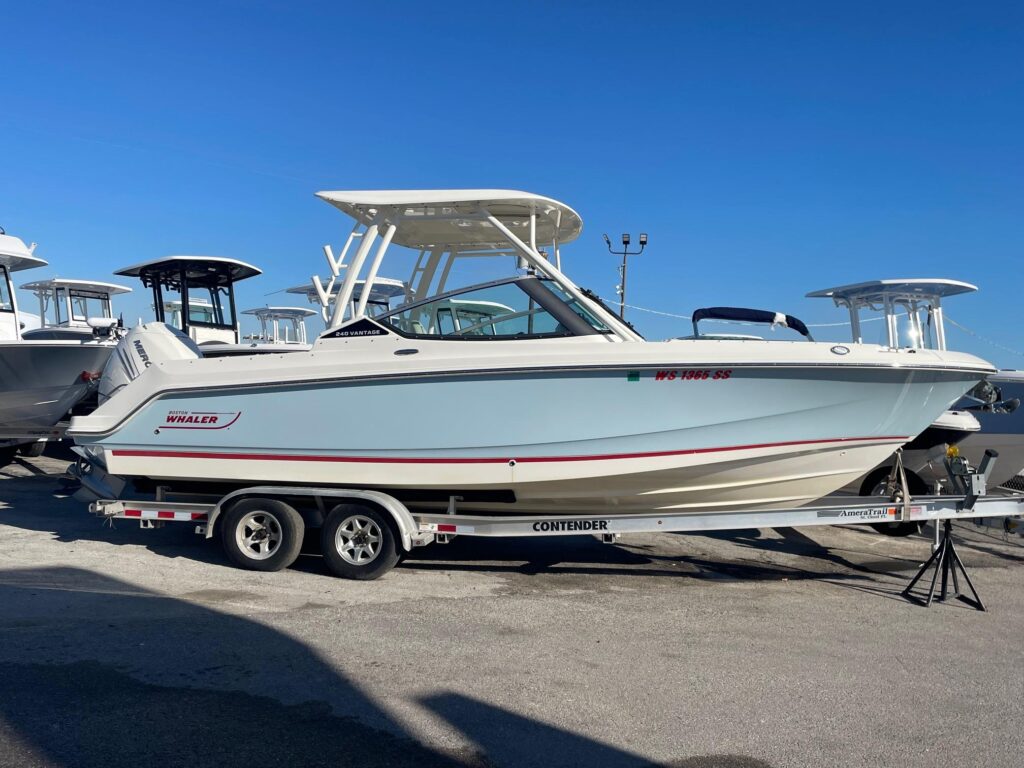 2021 Boston Whaler 240 Vantage