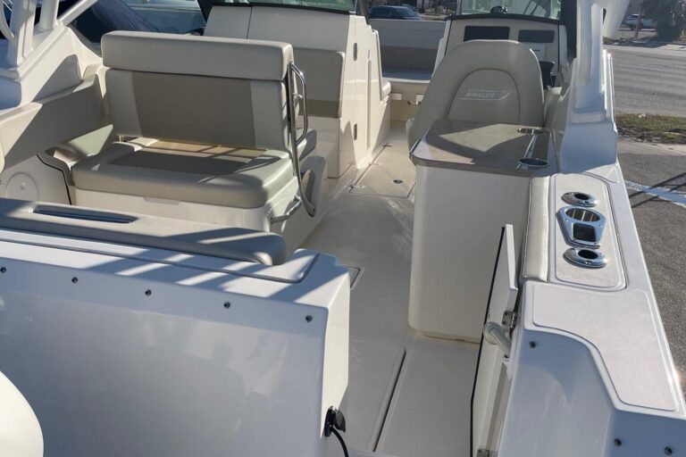 2021 Boston Whaler 240 Vantage