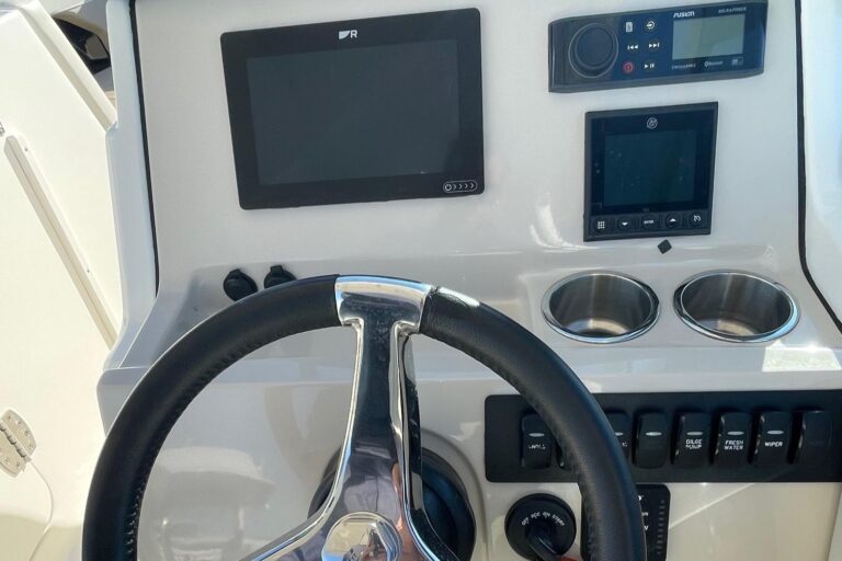 2021 Boston Whaler 240 Vantage