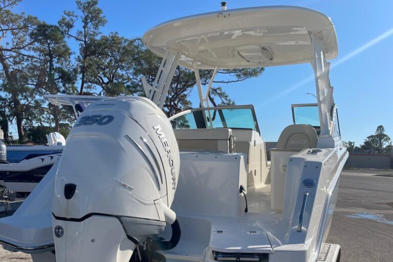 2021 Boston Whaler 240 Vantage