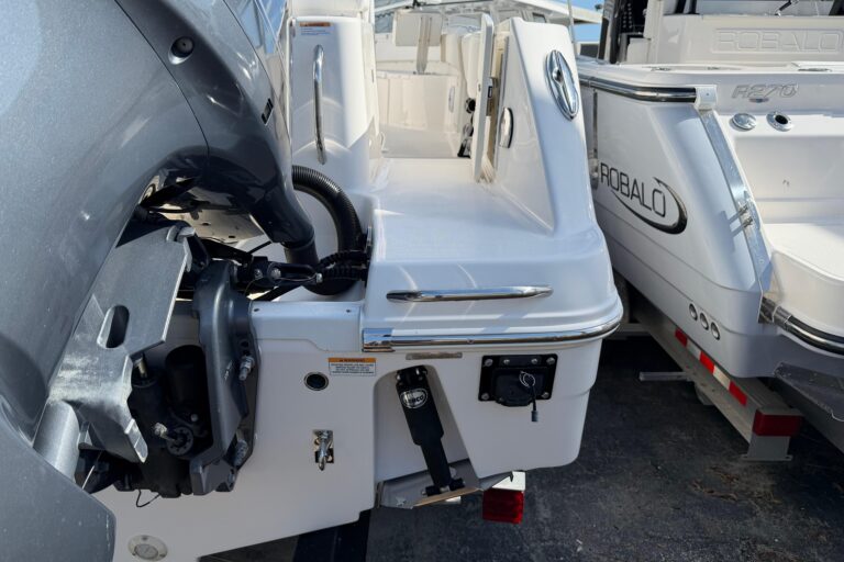 2022 Robalo R242 Center Console