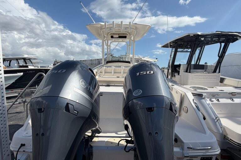 2022 Robalo R242 Center Console